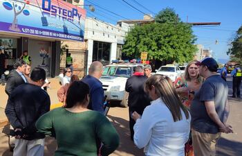Dirigentes del PLRA protestan frente al local del Tribunal Electoral de Encarnación contra una medida judicial que excluye a apoderados de este partido de las elecciones del domingo.