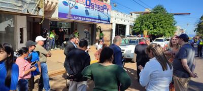Dirigentes del PLRA protestan frente al local del Tribunal Electoral de Encarnación contra una medida judicial que excluye a apoderados de este partido de las elecciones del domingo.