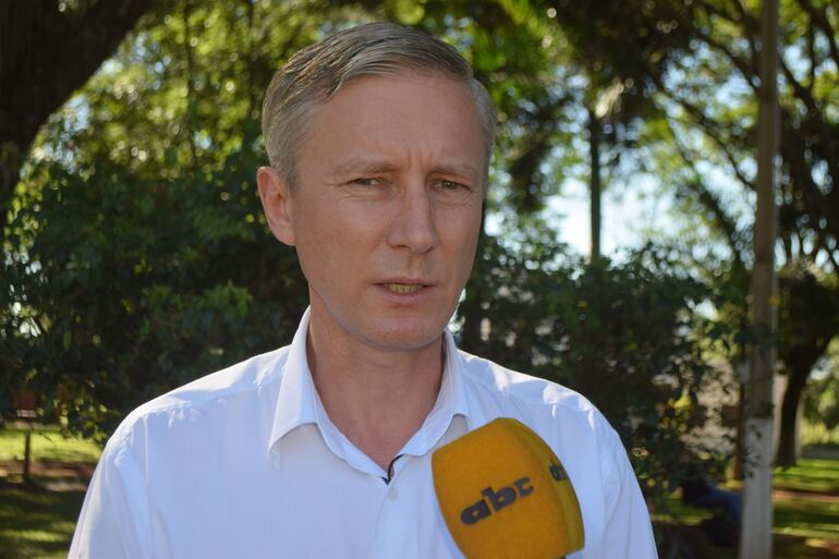 El intendente municipal de Fram, Daniel Tkachik (PEN), calificó el traslado del Dr. Juan Carlos Chomyn como un acto con trasfondo político. Dijo que realizará gestiones para el retorno del profesional.