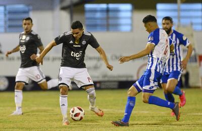 Hugo Fernández se hace de la pelota ante Víctor Barrios.