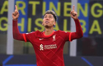 Roberto Firmino celebra su gol anotado ayer para el Liverpool contra Inter de Milán.