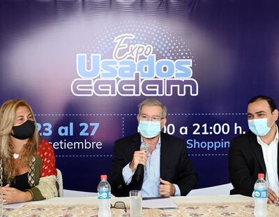 Cecilia Figueredo; el presidente de Cadam, Miguel Carrizosa; y David Feltes durante la apertura de la “Expo usados” de Cadam.