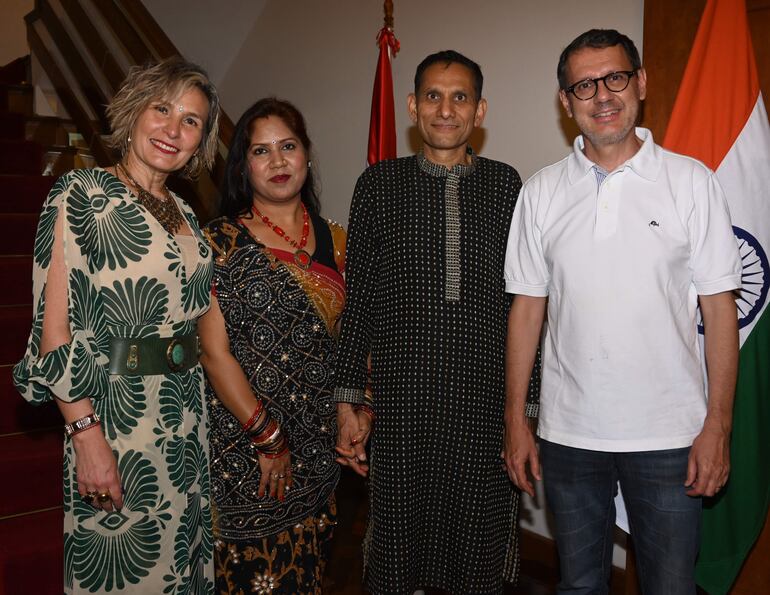  Nora Molina, Hari Parkash, Babita Prakash y Joel Cano.

