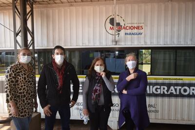 Familiares de pacientes que dependen de medicamentos traídos desde la Argentina frente a la oficina.