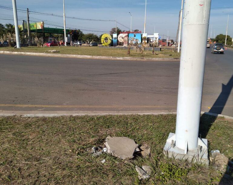 Así están las tapas de cemento del cableado subterráneo de la ruta a Limpio.