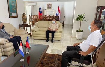 José Arce Farina, director de Educación y Cultura de la Municipalidad de Ciudad del Este fue recibido por Camilo Chang, cónsul general de la República de China (Taiwán) y Lucas Wei, vicecónsul.