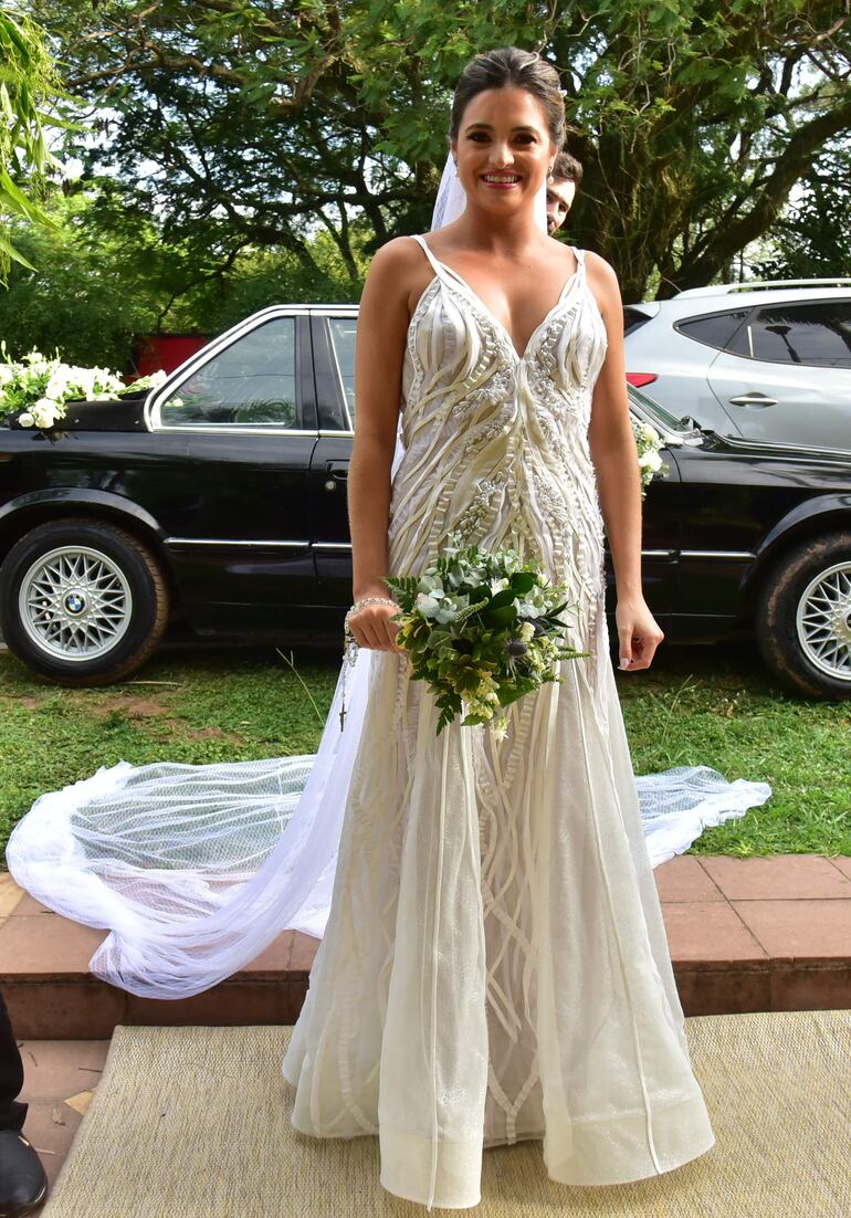 La novia lució muy elegante con un vestido vanguardista de líneas románticas confeccionado por Ilse Jara. 