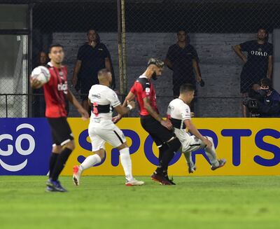 Alexander Barboza reacciona contra Guillermo Paiva (d) después de un supuesto insulto racista del delantero de Olimpia.