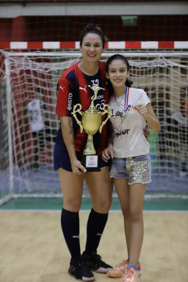 Karina festeja junto a Danna uno de sus títulos como jugadora profesional.