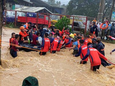 Una fotografía distribuida por la Guardia Costera de Filipinas (PCG) muestra al personal de PCG realizando una misión de rescate de residentes afectados por las inundaciones en la ciudad de Cagayán de Oro, en el sur de Filipinas, afectada por el tifón.
