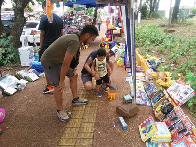 Comerciantes encarnacenos esperan a los Reyes Magos.