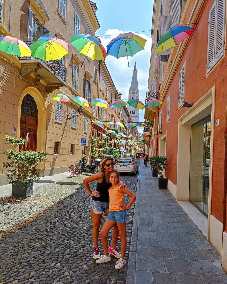 La exmodelo Sandra Michelón y su hija Irina disfrutaron pasear por las callecitas de Bari, Italia. (Instagram/Sandra Michelón Fatelevich)