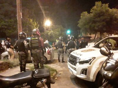 Agentes policiales en el sitio donde fue muerto el presunto asaltante, el miércoles.