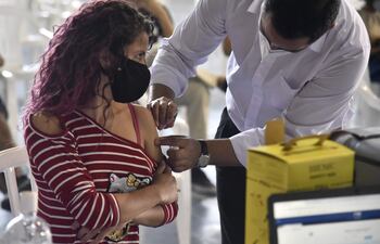 La vacuna puede evitar casos graves de la enfermedad.