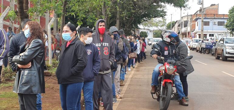 La larga espera en los vacunatorios de Ciudad del Este genera varias quejas.