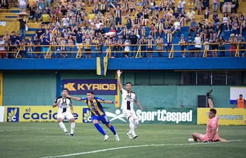 Luqueño 2-Tacuary 0. Sebastián Ruiz Díaz festeja; Cabral, Fernández y Servín reclaman off side.