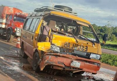 El vehículo que transportaba verduras y huevos quedó con la parte frontal prácticamente inservible.