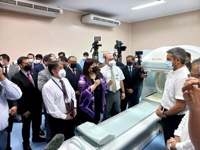 La rectora de la UNA, Zully Vera de Molinas, comentó la importancia de la inversión a Mario Abdo Benítez, Presidente de la República del Paraguay.