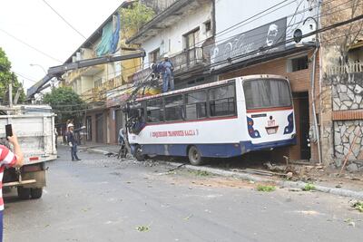 El bus tuvo problemas mecánicos y el chofer consideró como mejor opción subirse a la vereda.