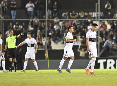 Luis Felipe Zárate (der., 22 años) se dirige a vestuario luego de su expulsión contra Libertad.