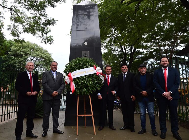 Una corona de laureles se depositó bajo el monolito a los fundadores de la ciudad.