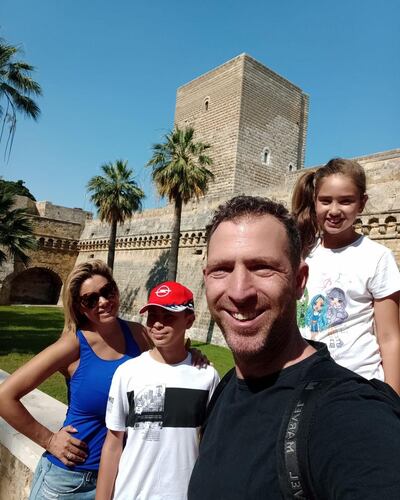 Sandra Michelón junto a su esposo e hijos, recorriendo Bari.