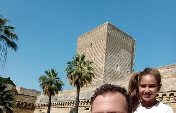 Sandra Michelón junto a su esposo e hijos, recorriendo Bari.