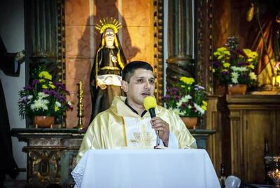 Presbítero Pedro Brítez, párroco de Ypané. Invitó a la feligresía a participar de las actividades a través de las redes sociales.