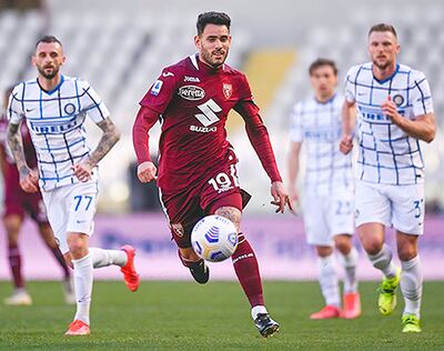 Tonny Sanabria se abre paso entre dos jugadores del Inter, durante el partido jugado ayer.