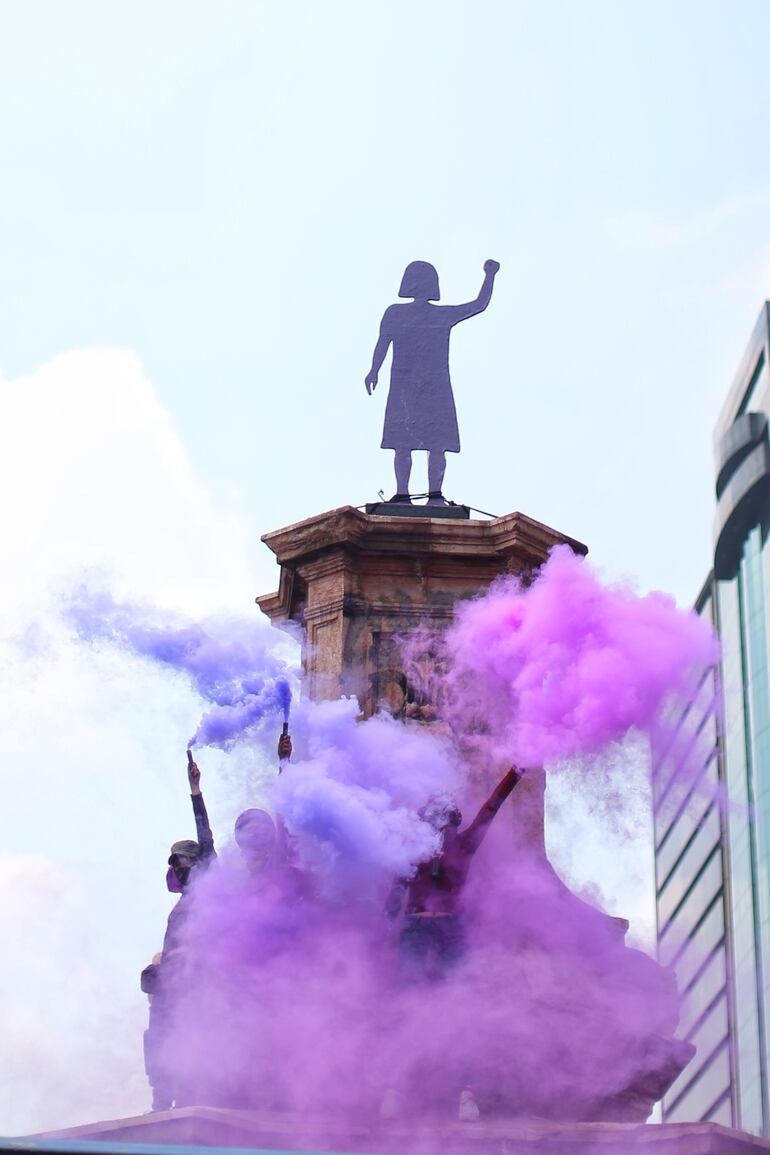 Feministas mexicanas instalan estatua de una mujer donde estaba la de Colón.