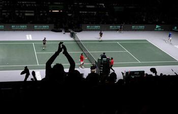 Los fanáticos reaccionan ante un emocionante tie entre Rusia y España. (AFP)