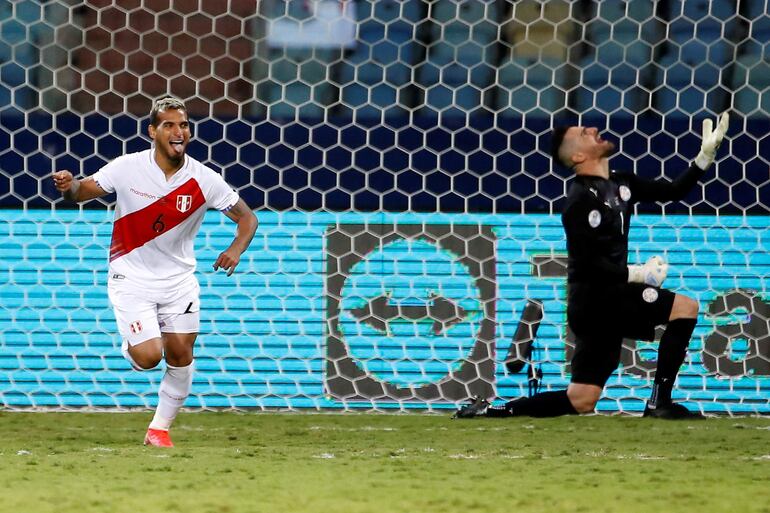 Miguel Trauco (i) de Perú celebra un gol de penal contra el arquero de Paraguay Antony Silva con el que clasificaronn para las semifinales, durante un partido por los cuartos de final de la Copa América en el estadio Olímpico Pedro Ludovico Teixeira, en Goiania (Brasil).
