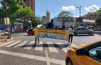 Con pasacalles y trípticos, nutricionistas del Ministerio de Salud alertaron esta mañana sobre la obesidad en el Día Nacional contra esta patología.
