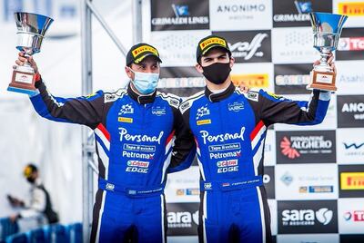 Un podio histórico para el deporte motor nacional, Fabrizio Zaldívar (d), junto a Fernando Mussano en el Rally de Cerdeña.