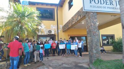 La movilización se hizo frente al Juzgado de Curuguaty.