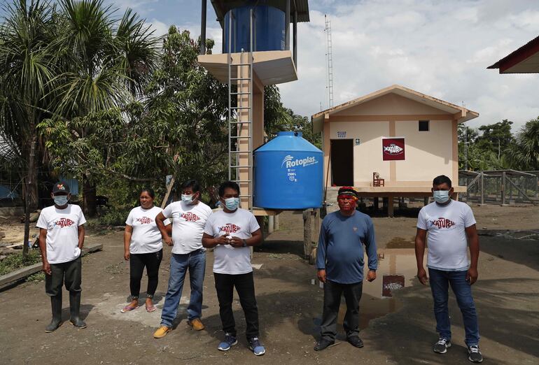 Como un oasis en medio del desierto, así son las plantas que abastecen de preciado hielo a dos comunidades Kandozi que viven de la pesca artesanal en el corazón de la Amazonía peruana, en aldeas que casi ni aparecen en los mapas y en donde no llega el tejido eléctrico ni el agua potable.