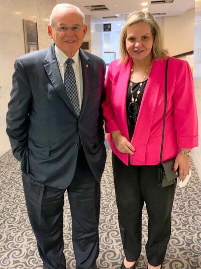 Lilian Samaniego  posa con  el senador Bob Menéndez  (izq.), presidente de la Comisión de RR.EE. del Senado de los EE.UU. (Foto gentileza).