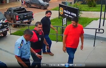 Los comisarios Sebastián Moreno (de uniforme), Cesar escurra (de chaleco) y el suboficial Rodolfo Torales (remera roja), tres de los imputados por la desaparición de un millonario botín de un asalto. Imagen captada en la sede de la Policía Civil de Mundo Novo (Brasil) el pasado 1 de marzo