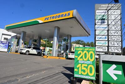 Lista de precios de un emblema privado, ayer al medio día, todavía sin el ajuste anunciado el viernes. Aunque no había filas, el trabajo era sin descanso para los trabajadores de la estación de referencia, la mayoría tanque lleno, según comentaron.