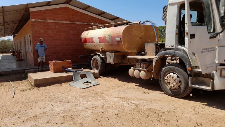 Camión cisterna cargando agua a uno de los tantos aljibes comunitarios en Mariscal Estigarribia, la sequía sigue siendo preocupante en la zona.