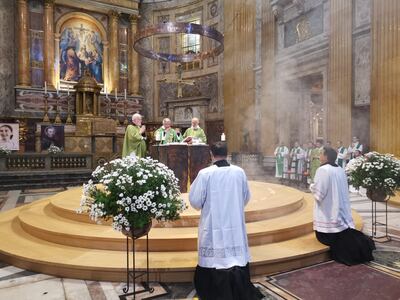 Primera misa presidida por el cardenal Adalberto Martínez en Roma.