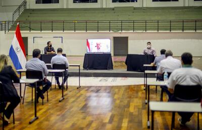 El ministro Joaquín Roa de forma virtual en la reunión, a la derecha Mauricio Espínola.