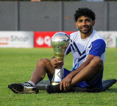 Alejandro Samudio, con el trofeo de la Copa Paraguay.