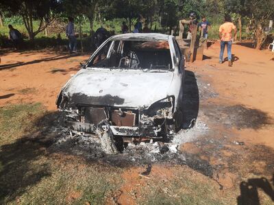 Así quedó el auto quemado en Ybyrarobaná.