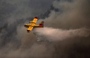 Hidroaviones españoles bombardean un incendio forestal cerca de la aldea de Yuvarlakcay del distrito de Koycegiz de Mugla.