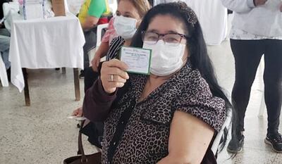 La última foto de doña Celsa, con la constancia de haber recibido la segunda dosis de la vacuna.