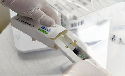 Una etiqueta de la vacuna Sinopharm cambia de color si esta fue expuesta al calor. (AFP)