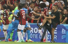 Los incidentes que se desataron con hinchas obligó a la postergación del partido.