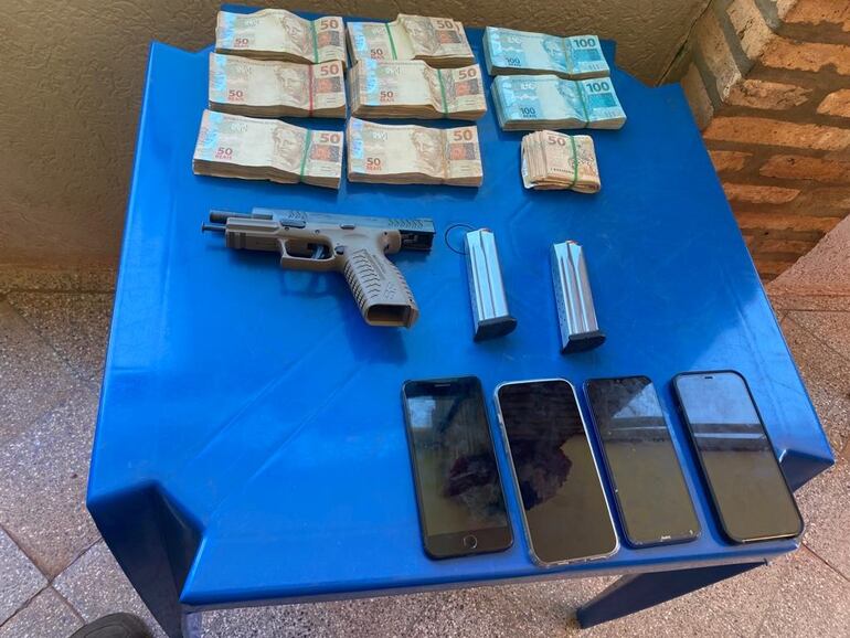 Pistola con dos cargadores, dinero y celulares que los detenidos tenían en su poder.