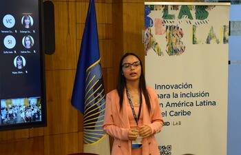 María Victoria Heikel, durante la presentación de los resultados de la investigación "Desafíos que enfrentan las mujeres para su inserción en el sector tecnológico", en el auditorio del BID, en Asunción.